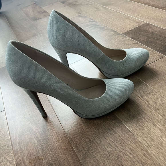 Le Chateau Heels size 6 - Picture 2 of 2